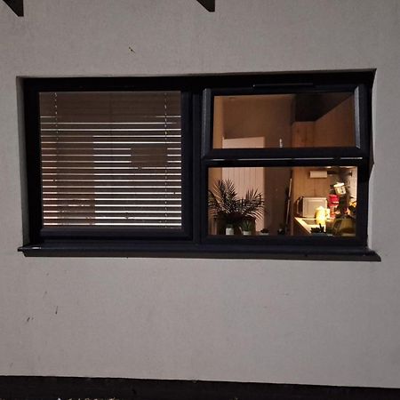 Budget Single Room Only For One Adult - Shared Flat Northolt  エクステリア 写真