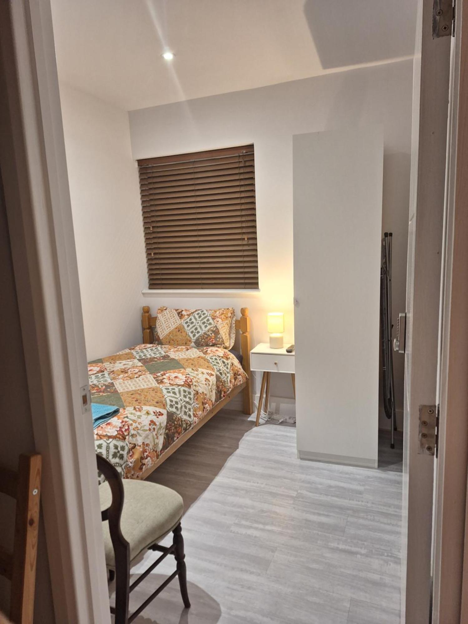 Budget Single Room Only For One Adult - Shared Flat Northolt  エクステリア 写真