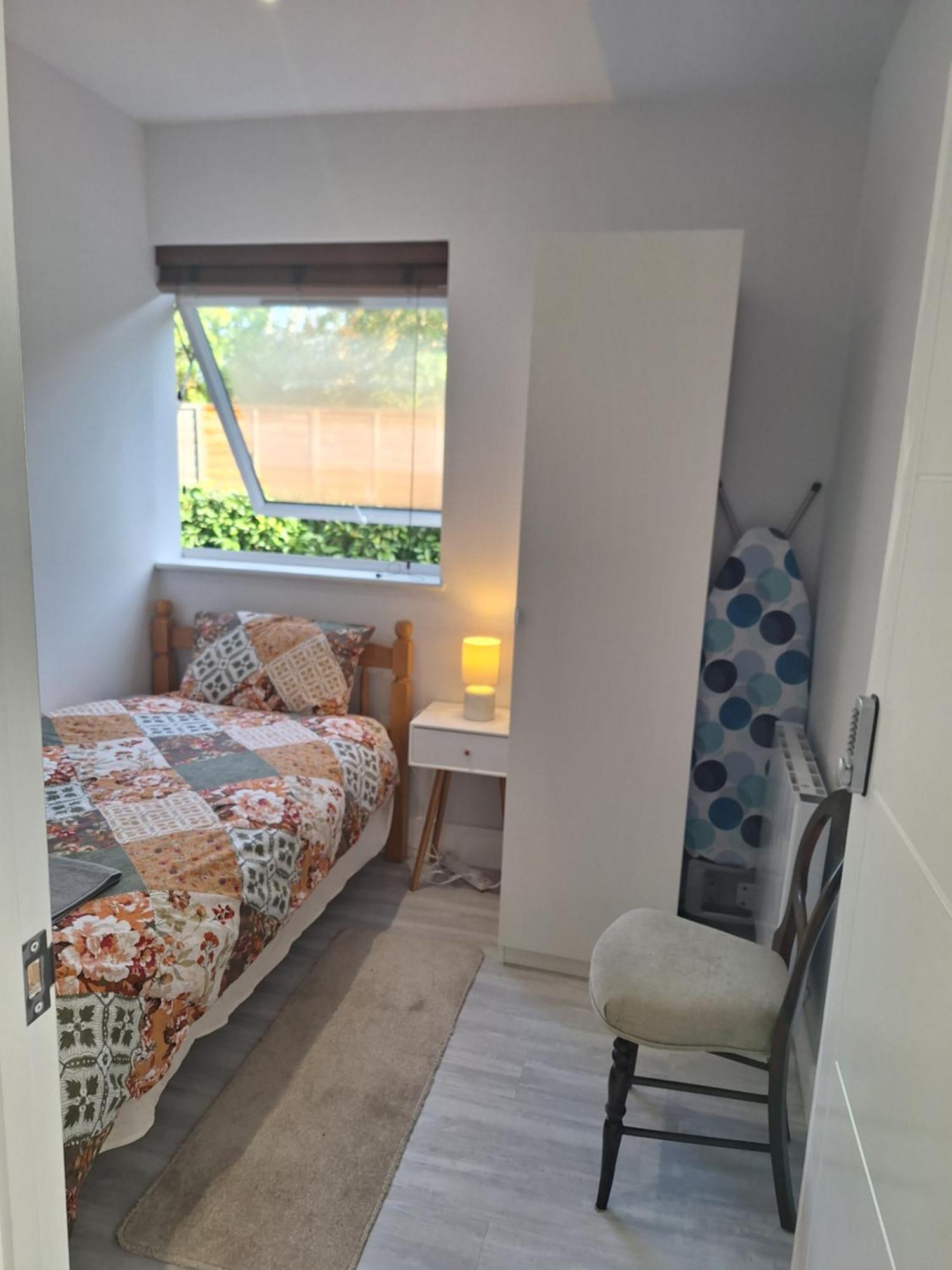 Budget Single Room Only For One Adult - Shared Flat Northolt  エクステリア 写真