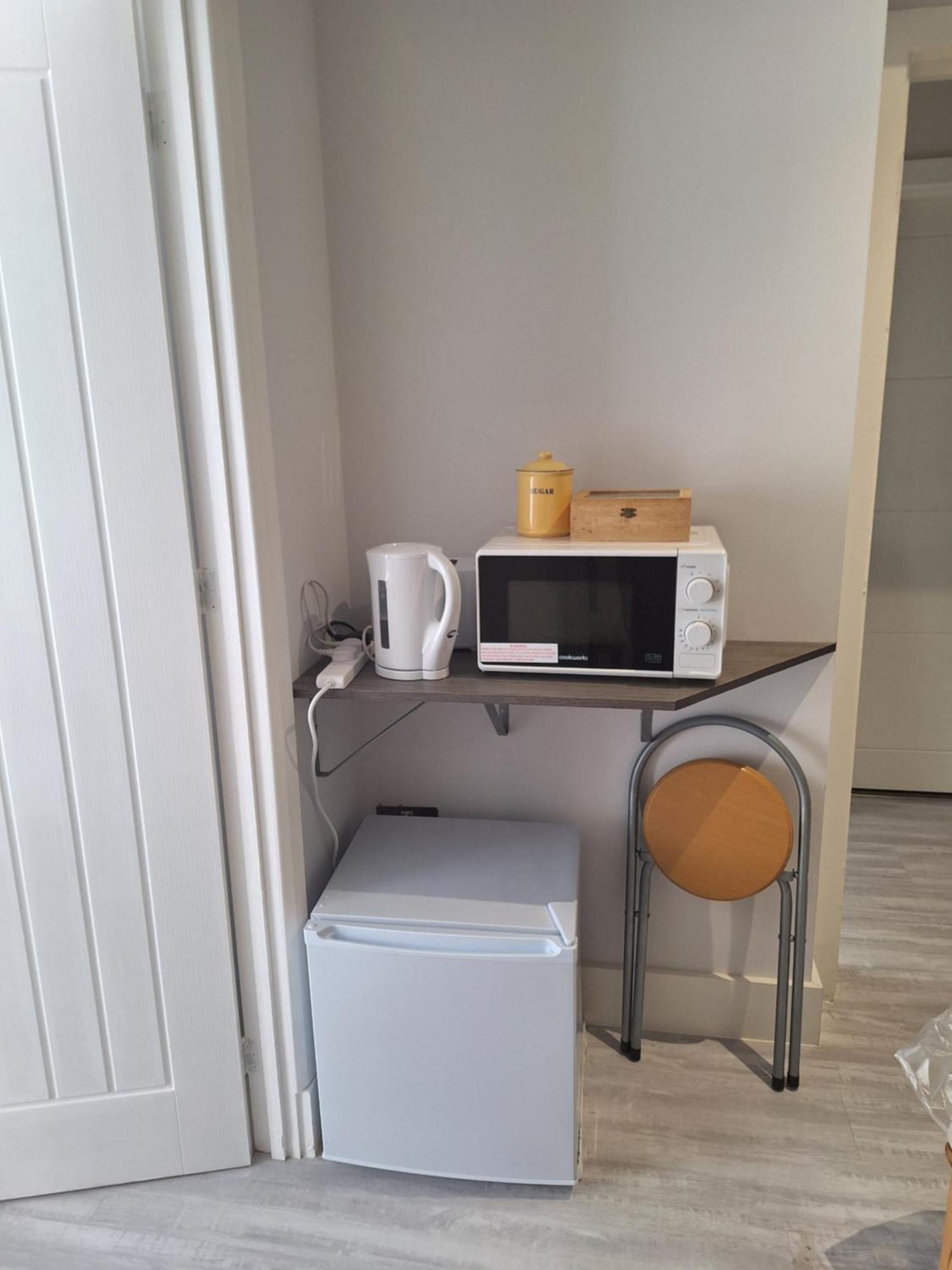 Budget Single Room Only For One Adult - Shared Flat Northolt  エクステリア 写真