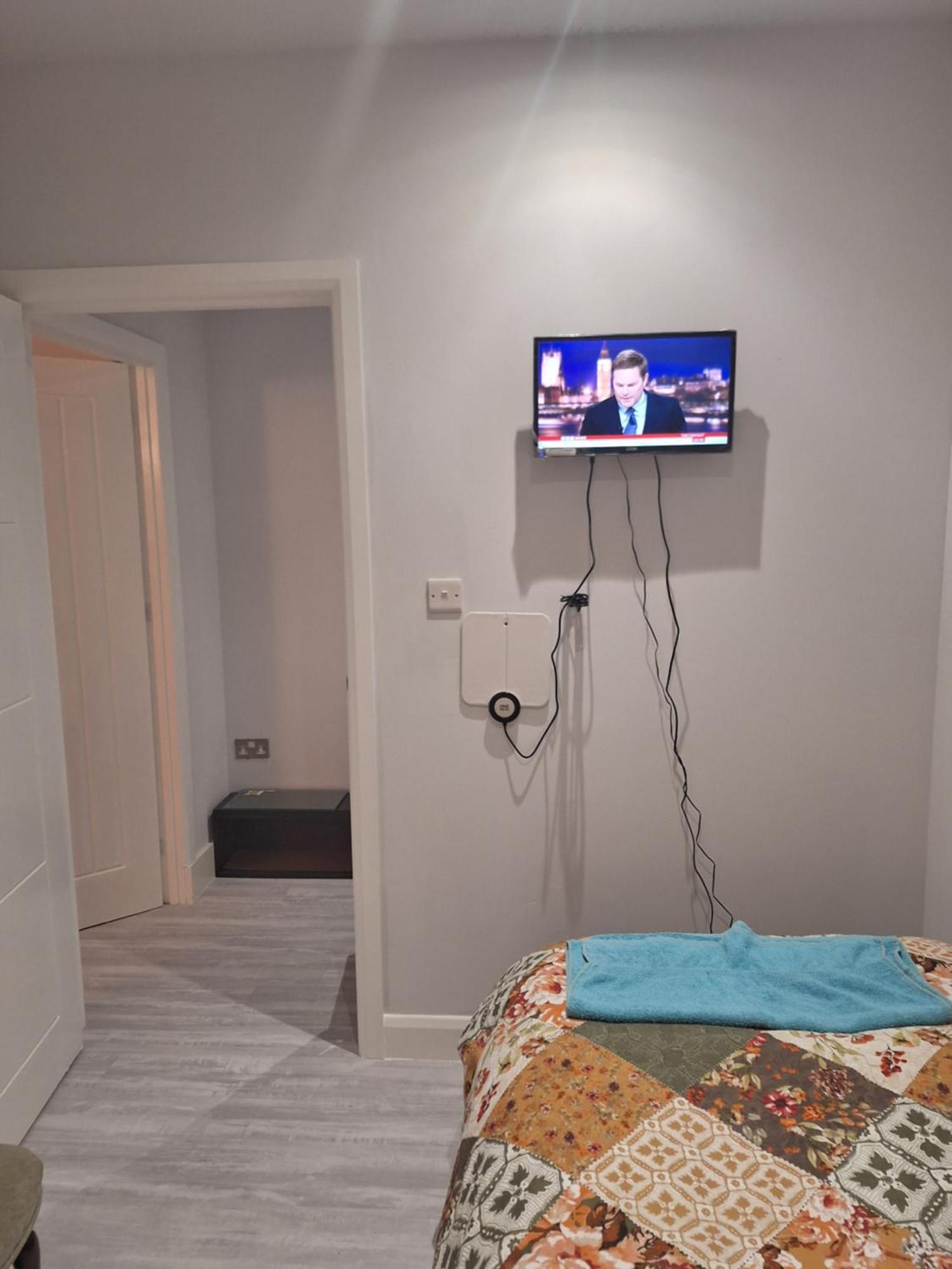 Budget Single Room Only For One Adult - Shared Flat Northolt  エクステリア 写真