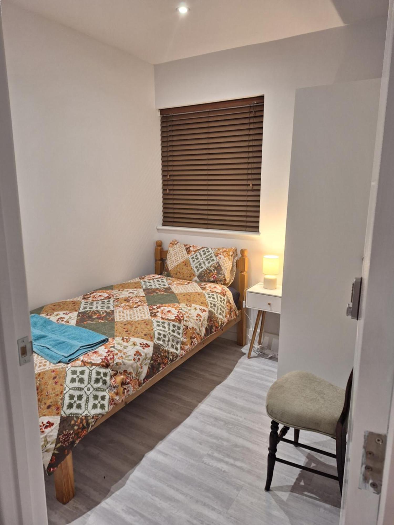Budget Single Room Only For One Adult - Shared Flat Northolt  エクステリア 写真
